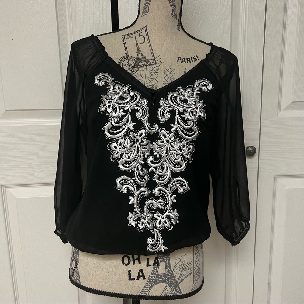 White House Black Market embroidered top size XS